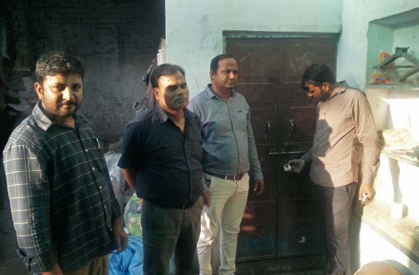 Health department inspected in khajuwala bikaner मसालो में मिला पाउडर, नमकीन फैक्ट्री को किया सील