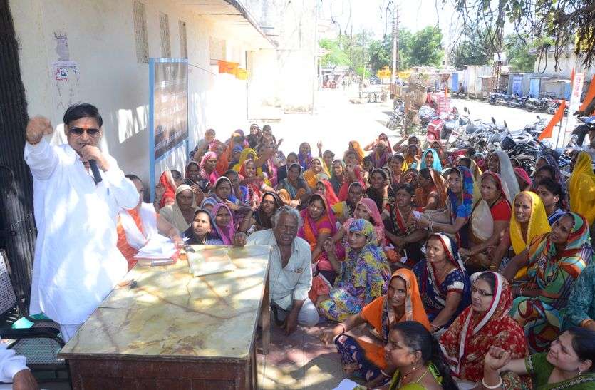 Why did workers have to sit in bhilwara श्रमिकों को क्यों देना पड़ा धरना