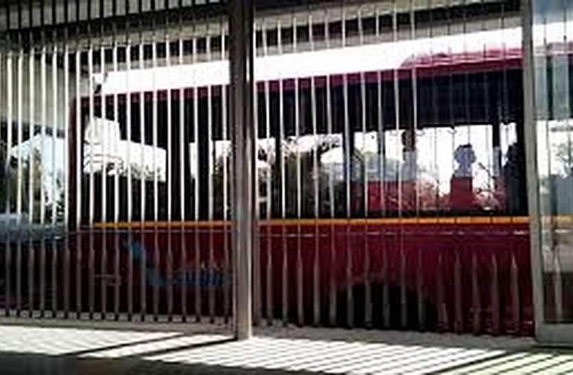 OMG : बीआरटीएस बस स्टेण्ड के खिडक़ी-दरवाजे भी चुरा ले गए चोर OMG : बीआरटीएस बस स्टेण्ड के खिडक़ी-दरवाजे भी चुरा ले गए चोर