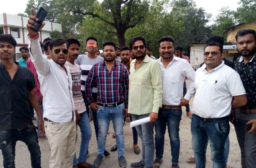 लाठी चार्ज का आरोप पढ़े, युवाओं ने पुलिस पर क्यों लगाया लाठी चार्ज का आरोप, फुटेज से जांच की मांग