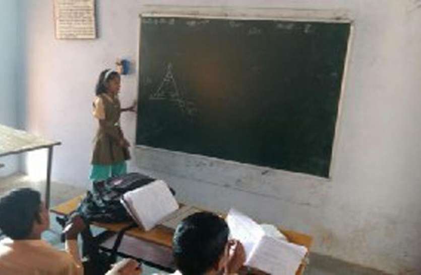 Gentle sitting on the head of the chair and getting the children studi सर की कुर्सी पर बैठी कोमल और बच्चों को करवाई पढ़ाई...