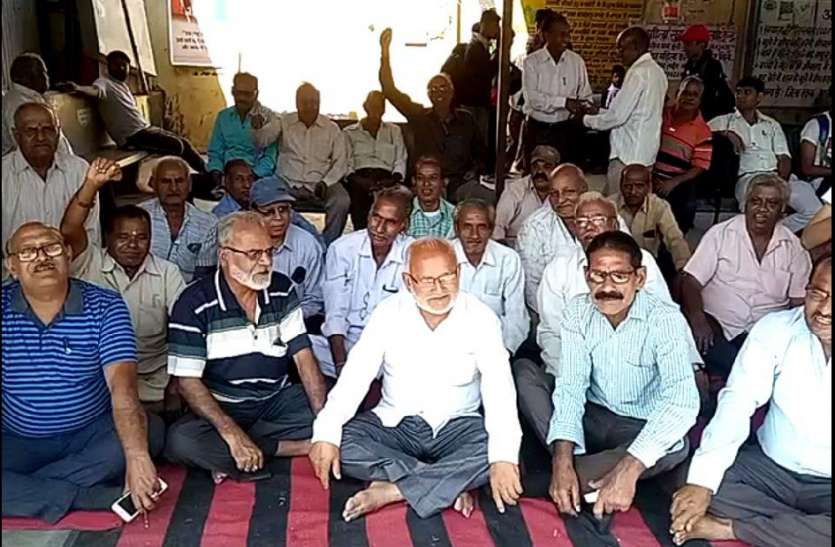 राजस्थान रोडवेज कर्मचारियों का फूटा आक्रोश, बस स्टैंड पर धरना देकर बैठे राजस्थान रोडवेज कर्मचारियों का फूटा आक्रोश, बस स्टैंड पर धरना देकर बैठे