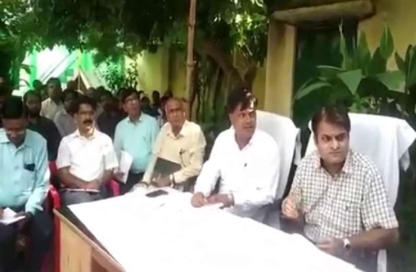 नोडल अधिकारी ने निरीक्षण के दौरान अधिकारियों को लगाई फटकार, ये लापरवाही आई थी सामने नोडल अधिकारी ने निरीक्षण के दौरान अधिकारियों को लगाई फटकार, ये लापरवाही आई थी सामने