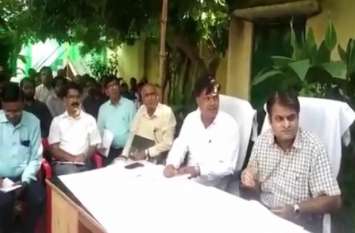Nodal officer reprimanded officers during investigation in banda Video : नोडल अधिकारी ने जांच के दौरान अधिकारियों को लगाई फटकार