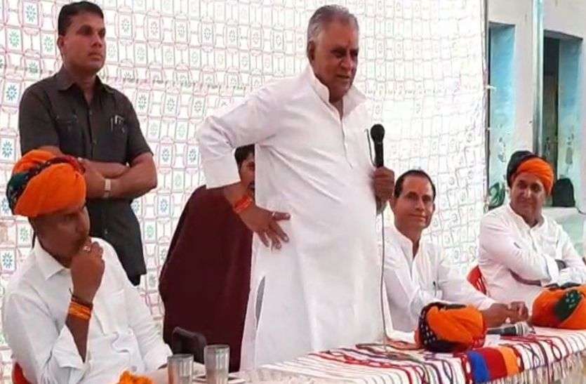 मंत्री मेघवाल का बड़बोला बयान, मुख्यमंत्री से बोले आप कहें तो मंडवा उपचुनाव जीता दें, आप कहें तो हरा दें मंत्री मेघवाल का बड़बोला बयान, मुख्यमंत्री से बोले आप कहें तो मंडवा उपचुनाव जीता दें, आप कहें तो हरा दें