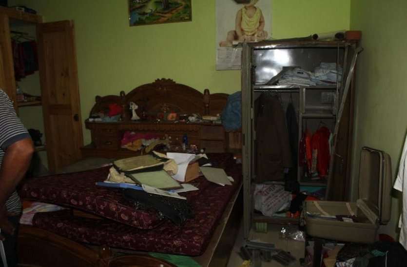 Dummy Image मंदिर से जब घर लौटा परिवार, पूरा सामान बिखरा देख उड़े होश, अलमारी से पार हो चुके थे 9 लाख, फिर....