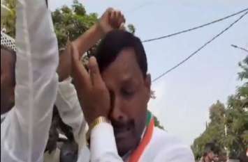 Congress candidate crying after election campaign vehicle seized in UP आचार संहिता का उल्लंघन करने पर सीज हुआ वाहन तो रोने लगे कांग्रेस प्रत्याशी, दारोगा पर लगाया मारपीट का आरोप
