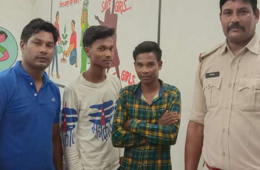 बाइक सवार युवकों को पुलिस ने दिया हाथ, तो बाइक चालक ने बढ़ा ली रफ्तार, पुलिस ने घेराबंदी कर पकड़ा, अवैध सामान बरामद