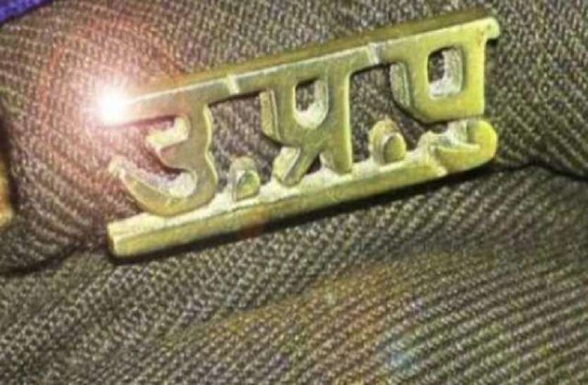 daroga.jpg नशे में धुत दरोगा ने स्कूल जा रहीं छात्राओं के साथ कर दी ये हरकत