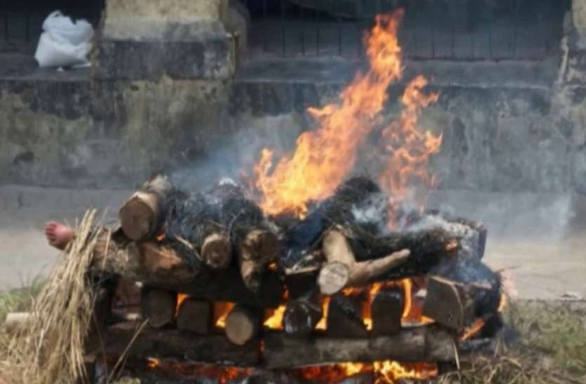 खुद चिता पर लेट गया और लगा ली आग, धुआं उठता देख पहुंचे पडोसी तो रह गए सन्न खुद चिता पर लेट गया और लगा ली आग, धुआं उठता देख पहुंचे पडोसी तो रह गए सन्न