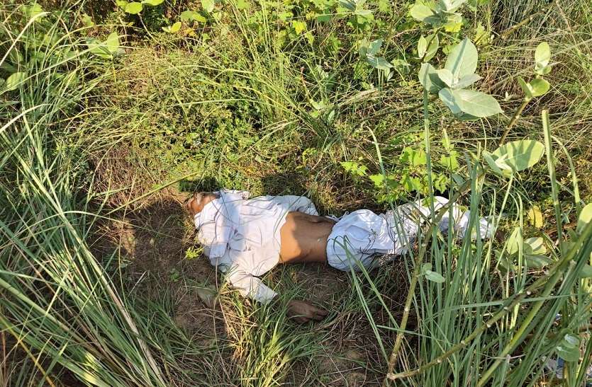 ईंट डालने जा रहा ट्रेक्टर चालक लापता, खेत में पड़ा मिला शव ईंट डालने जा रहा ट्रेक्टर चालक लापता, खेत में पड़ा मिला शव