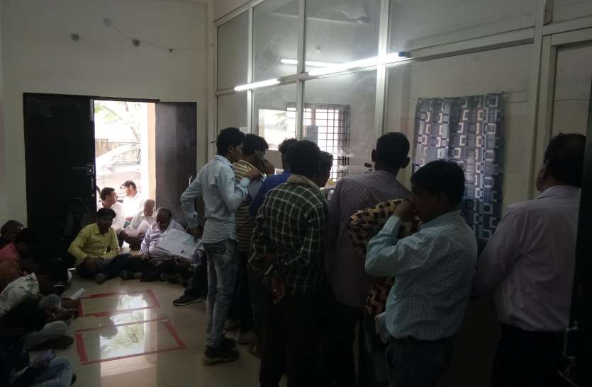 भीड़ से पटा रहा आरटीओ, लंच में जमीन पर बैठे रहे आवेदक भीड़ से पटा रहा आरटीओ, लंच में जमीन पर बैठे रहे आवेदक