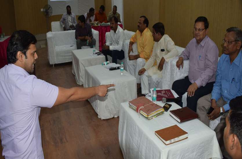 शहर की समस्याओं पर उखड़े पार्षद, अधिकारियों पर नहीं बना जवाब शहर की समस्याओं पर उखड़े पार्षद, अधिकारियों पर नहीं बना जवाब