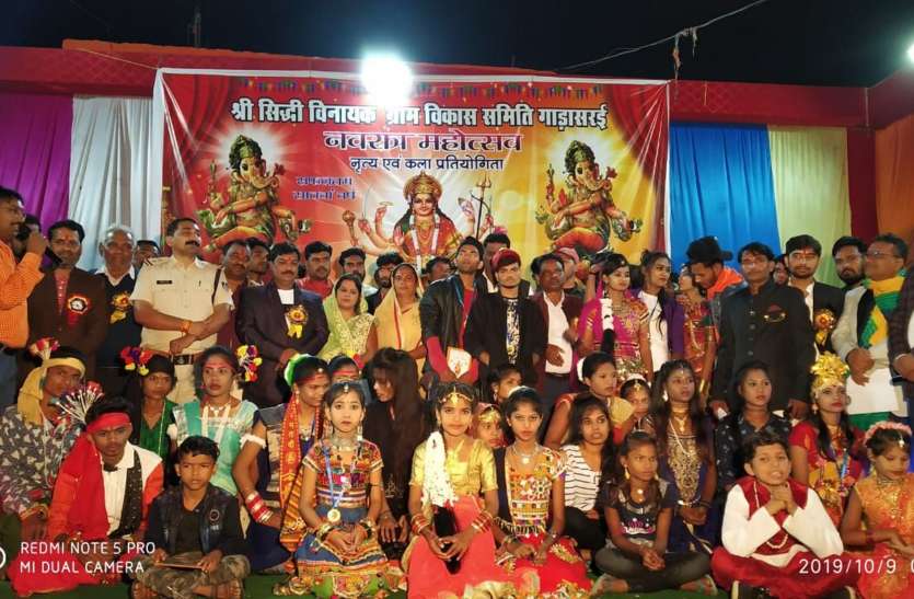 The committee awarded the winning participants विजयी प्रतिभागियों को समिति ने किया पुरस्कृत