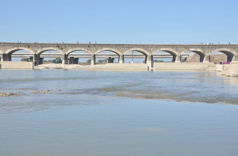 ddewas तैराकों से पूछा टीआई ने क्या तैरना आता है-कुछ बोले आता है तो कुछ ने कहा नहीं आता...!