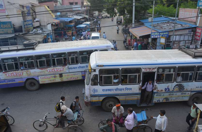 Alwar Railway Station : Garbage And Traffic Jam Outside Alwar Junction रेलवे स्टेशन अलवर के सामने का हाल बेहाल, गंदगी, अतिक्रमण से 500 मीटर की सडक़ पर रोजाना 50 हजार लोग परेशान