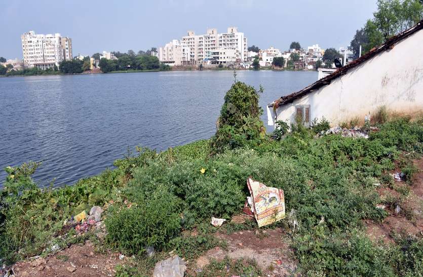 तालाबों के किनारे तन गई कॉलोनियां, शहर के 36 में से 16 तालाब पट रहे अतिक्रमण से तालाबों के किनारे तन गई कॉलोनियां, शहर के 36 में से 16 तालाब पट रहे अतिक्रमण से