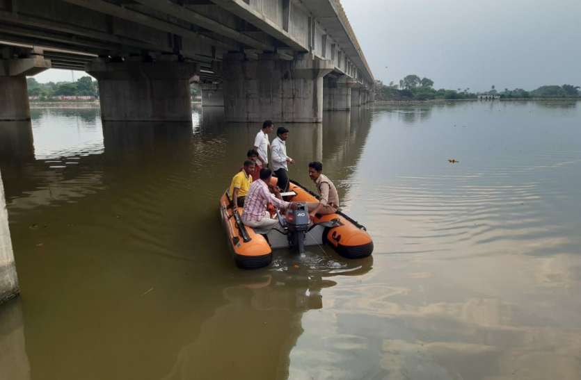 dewas इंदौर से आए साथ में, नोंकझोक के बाद नदी में कूदा युवक तो देखकर बेहोश हुई महिला...