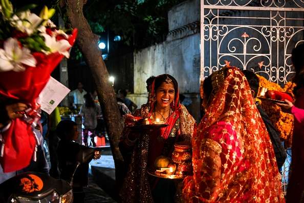 अगर पहली बार रख रही हैं करवा चौथ का व्रत तो भूलकर भी ना करें ये 4 काम