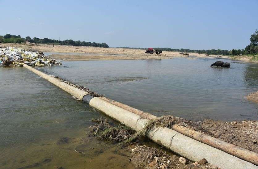 Gas pipes buried in two and a half meters of land started appearing in bhilwara ढाई मीटर जमीन में दबी गैस पाइप आने लगी नजर