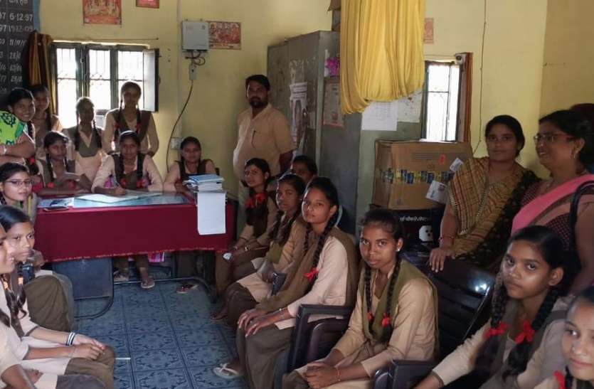 अंंतरराष्ट्रीय बालिका दिवस मनाया बेटियां बनी संस्था प्रधान, स्कूल संचालन कर कक्षाओं में सहपाठियों को पढ़ाया