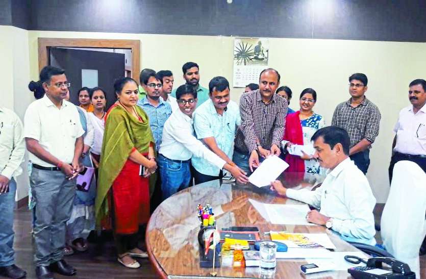 तहसीलदारों का कहना...3 दिन में मांग नहीं हुई पूरी तो होगी अनिश्चितकालीन हड़ताल तहसीलदारों का कहना...3 दिन में मांग नहीं हुई पूरी तो होगी अनिश्चितकालीन हड़ताल