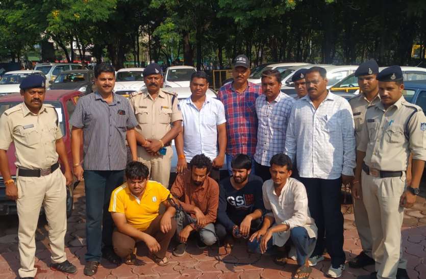 गुजरात में ट्रैक्सी के लिए लगती मारुति ईको कार, इंदौर से चुराकर बेचते गुजरात में ट्रैक्सी के लिए लगती मारुति ईको कार, इंदौर से चुराकर बेचते