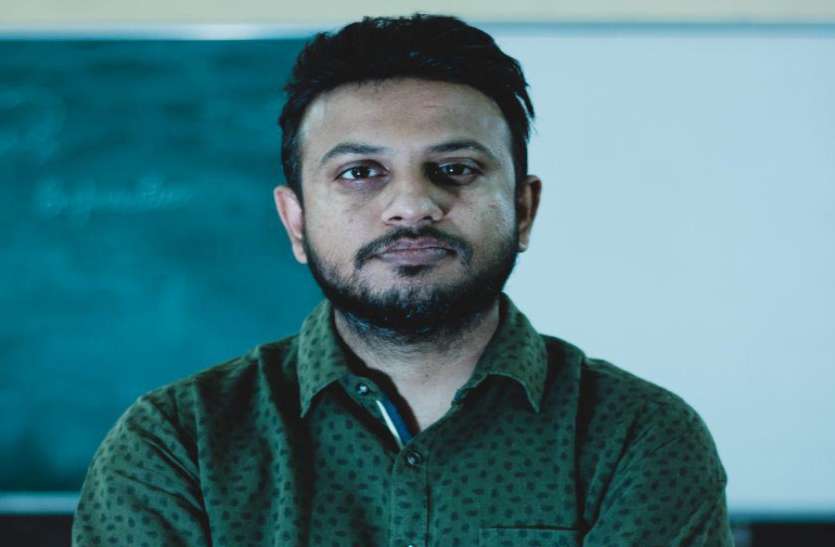 himanshu kiran sharma is providing service as human library in jodhpur जोधपुर में बढऩे लगा है ह्यूमन लाइब्रेरी का कल्चर, युवाओं में साहित्य का क्रेज बढ़ा रहे हैं हिमांशु किरण शर्मा