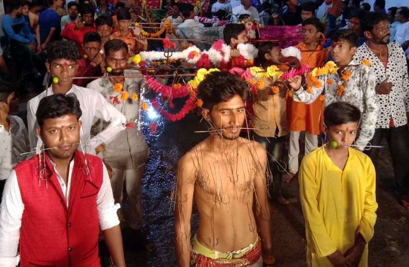 jawara01.jpg युवक के शरीर में घुस गए 51 त्रिशूल,जवारा जुलूस में शामिल लोग देखकर दंग: देखें वीडियो