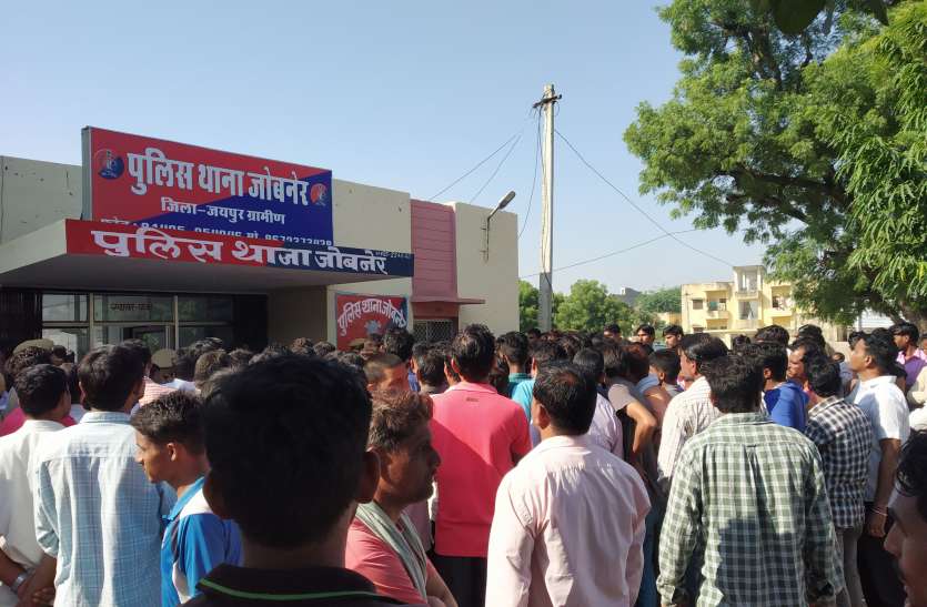सुबह थाने पर प्रदर्शन, दोपहर बाद पुलिस ने गिरफ्तार किया डंपर चालक सुबह थाने पर प्रदर्शन, दोपहर बाद पुलिस ने गिरफ्तार किया डंपर चालक