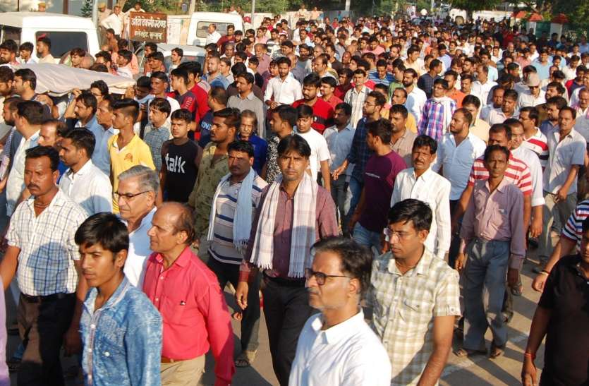 सर्राफा व्यापारी जतिन सोनी का शव कलक्ट्रेट पर रखकर प्रदर्शन, स्टेट हाइवे जाम किया तो पुलिस के हाथ-पांच फूले सर्राफा व्यापारी जतिन सोनी का शव कलक्ट्रेट पर रखकर प्रदर्शन, स्टेट हाइवे जाम किया तो पुलिस के हाथ-पांच फूले
