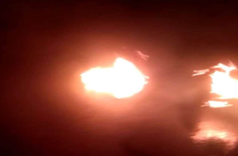 fire बाइक पर जली अवस्था में मिला स्कूल संचालक का शव...हत्या या हादसे पर संस्पेंस