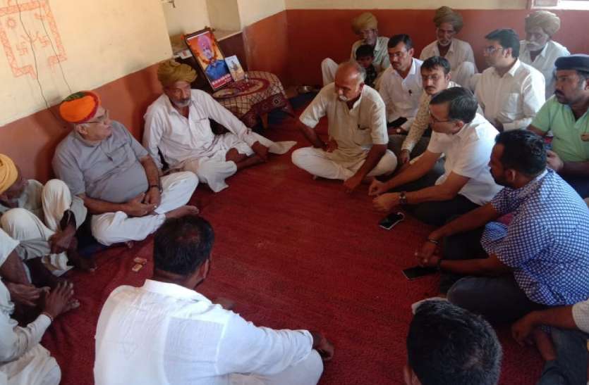Agricultural Exchange Association handed over check to martyr's family कर्नल सोनाराम पहुंचे शहीद के घर,कृषि आदान संघ ने सौंपा चेक