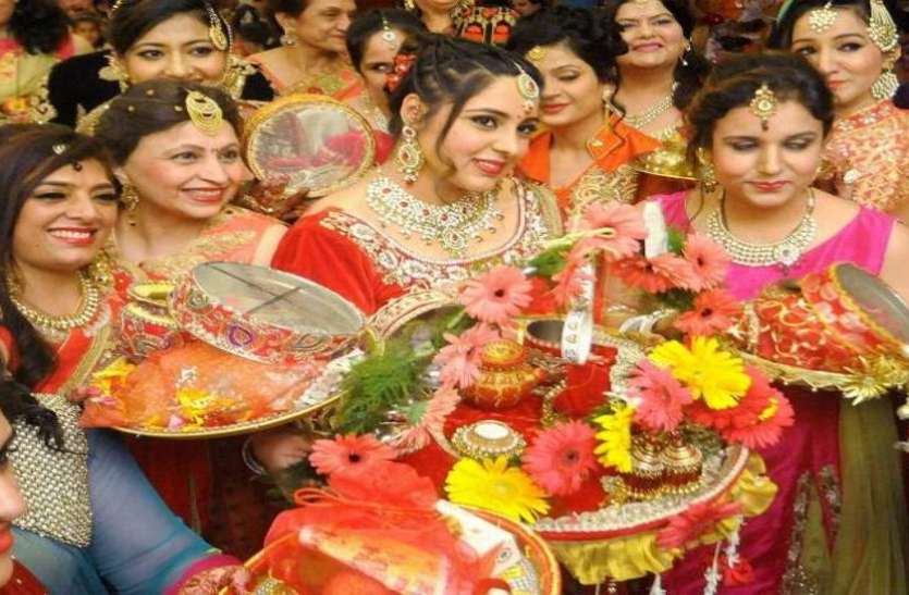 karwa_4.jpg karwa chauth 2019ः करवा चौथ के दिन सुबह इस समय पति के हाथ से जरूर पीएं नारियल का पानी, होगा यह फायदा