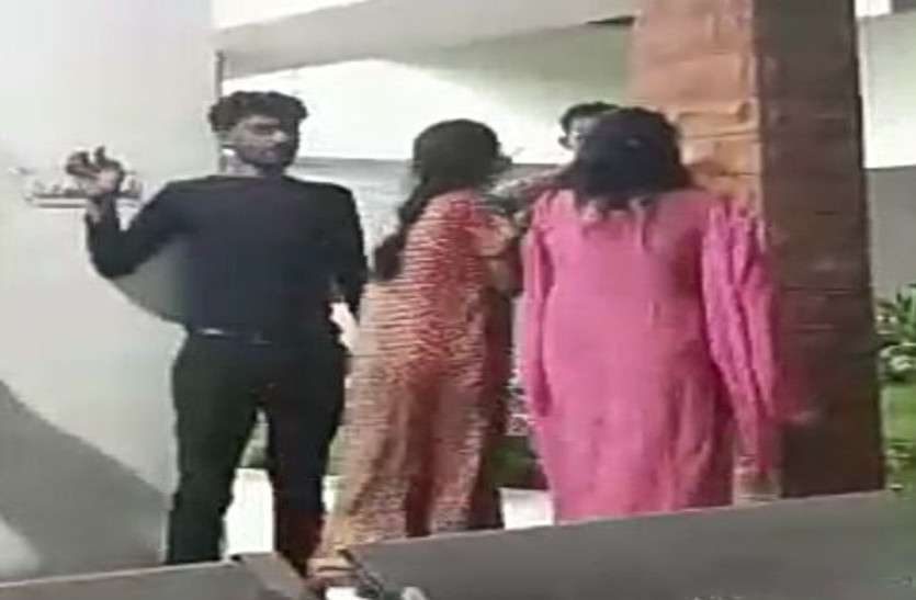 शराब के नशे में दो बहनों का थाने में हंगामा, अभद्र व्यवहार शराब के नशे में दो बहनों का थाने में हंगामा, अभद्र व्यवहार