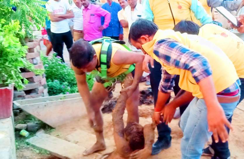 20 फीट नीचे था मजदूर, कुई ढही, शव निकालने में लगे तीन घंटे 20 फीट नीचे था मजदूर, कुई ढही, शव निकालने में लगे तीन घंटे