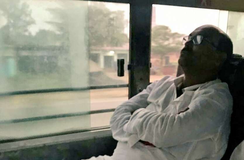 साधारण बस से यह नेता जा रहा लखनउ, प्रदेश की महत्वपूर्ण जिम्मेदारी आज है संभालनी यूपी कांग्रेस अध्यक्ष का चार्ज लेंगे आज अजय लल्लू, कुशीनगर से बस से हुए रवाना