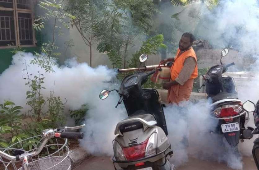 डेंगू से बचाव के लिए दवा का छिड़काव डेंगू से बचाव के लिए दवा का छिड़काव