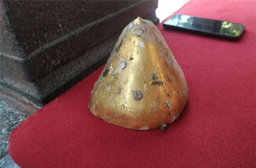 पक्षियों के वजन से गिर गया महाकाल मंदिर के शिखर पर लगा स्वर्ण कलश पक्षियों के वजन से गिर गया महाकाल मंदिर के शिखर पर लगा स्वर्ण कलश