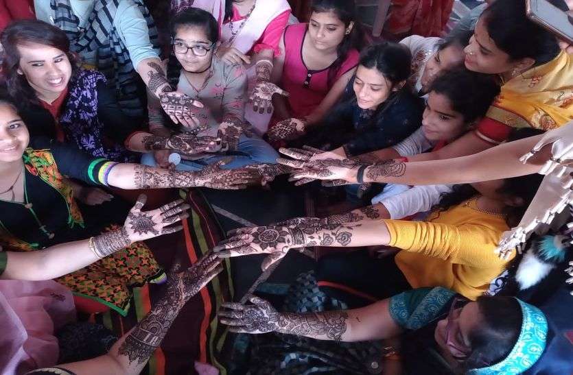 Tina in Mehndi, Neelu in Rangoli, Yamuna- Bhavya topped the chair race in bhilwara मेहंदी में टीना, रंगोली में नीलू, चेयररेस में यमुना व भव्या रही अव्वल