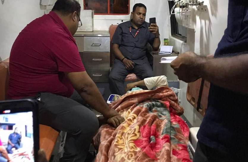 MLA : Doctors carried around BJP MLA in ambulance for four hours भाजपा विधायक को आधी रात चार घंटे तक एम्बुलेंस में लेकर घूमते रहे डॉक्टर, कलेक्टर बेखबर