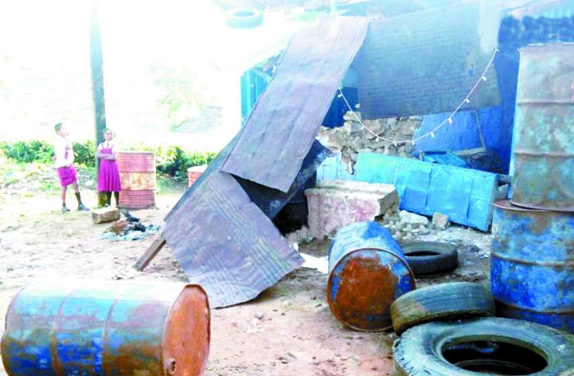राशन की दुकान पर हाथियों का धावा राशन की दुकान पर हाथियों का धावा