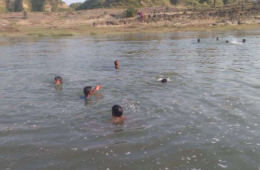 बनास नदी में नहाने गए युवक की तलाश में जुटा प्रशासन बनास नदी में नहाने गए युवक की तलाश में जुटा प्रशासन