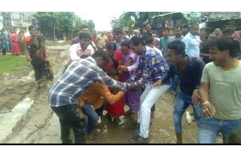 women beating of leader husband in jabalpur पार्षद पति को कीचड़ से नहलाया