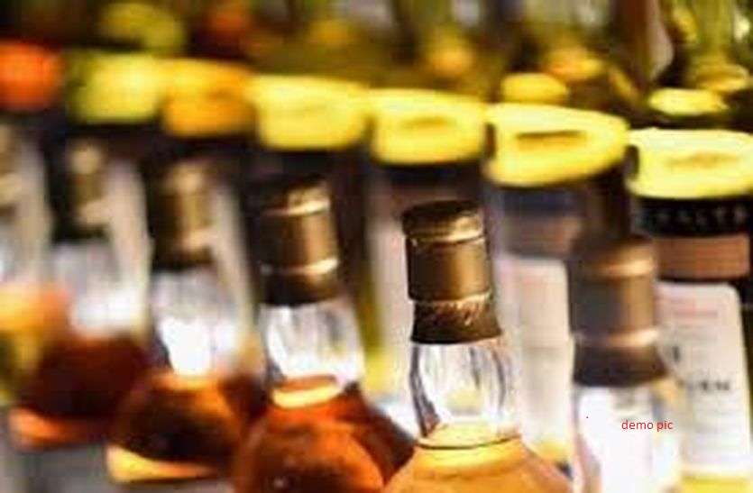 liquor seized नाकाबंदी कर मिनी ट्रक को रुकवाया तो मिली 185 कर्टन शराब, चालक गिरफ्तार