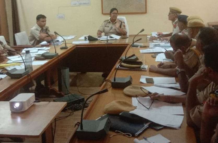 ,crime conference organized in sp office jaisalmer अपराध गोष्ठी में एसपी ने कहा:महिला, बच्चों एवं कमजोर वर्गो के खिलाफ प्रकरणों में हो तुरंत कार्रवाई