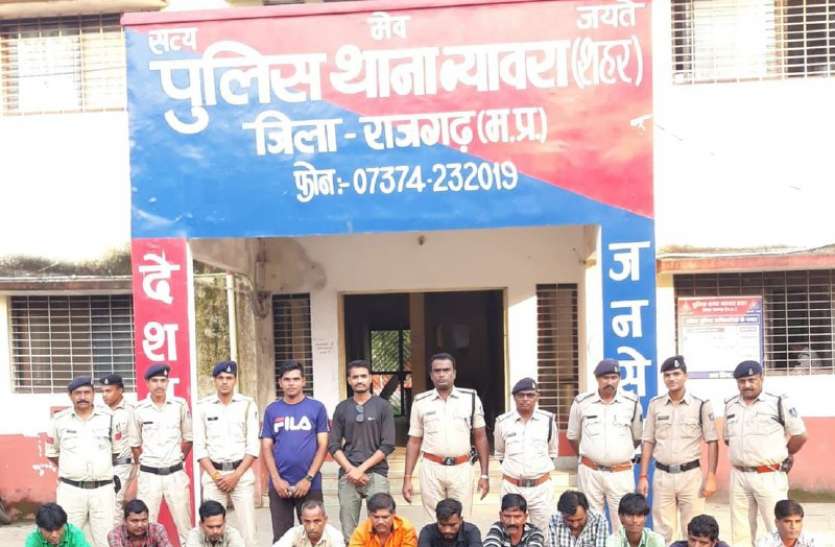 police_news.jpg जब सड़कों पर लगे नारे, सट्टा खेलना पाप है, पुलिस हमारी बाप है, देखें वीडियो