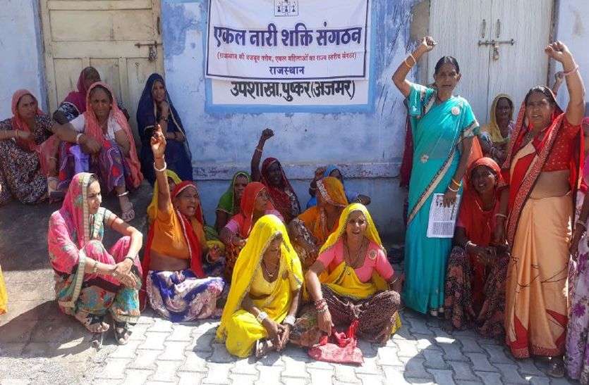 गनाहेड़ा पटवारी व गिरदावर के खिलाफ किया प्रदर्शन गनाहेड़ा पटवारी व गिरदावर के खिलाफ किया प्रदर्शन