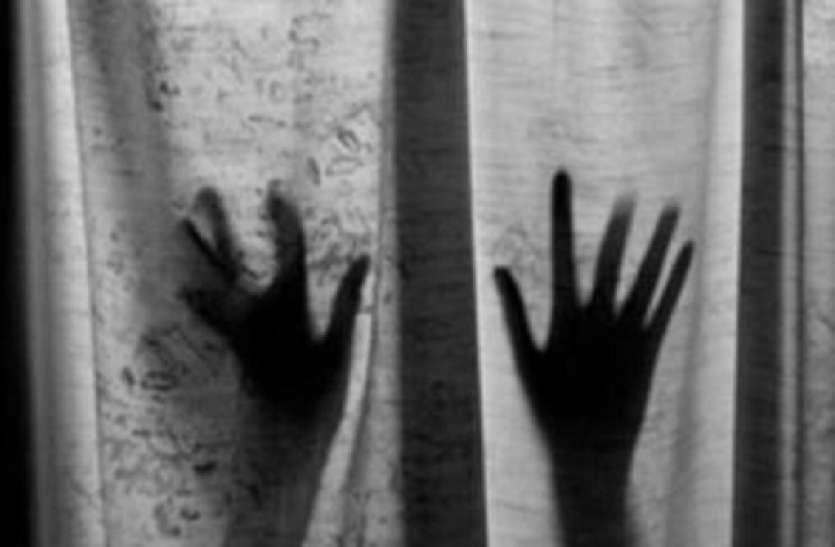 rape_1_1.jpg Noida: Amazon के डिलीवरी ब्वॉय पर रेप की कोशिश का आरोप लगाने वाली महिला ने अब पुलिस अधिकारी से की यह डिमांड