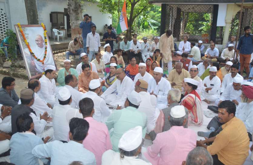 rewa महात्मा गांधी पर आपत्तिजनक शब्द लिखे जाने पर कांग्रेस का राम-राम